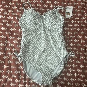 Time & Tru Women’s Bathing Suit